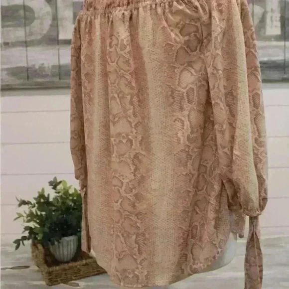BCBG MAXZIRIA Off Shoulder 3/4 Sleeve with tie Animal Print Blouse Sz. S - Picture 8 of 10